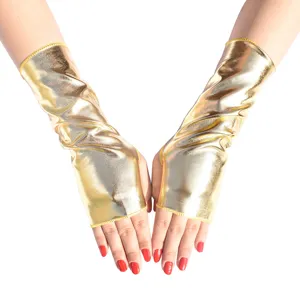 Detailopname van glanzende gouden metallische vingerloze handschoenen, ideaal voor feestjes.
