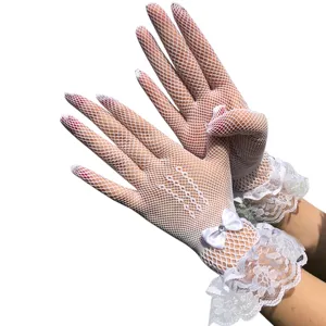 Gants courts en dentelle filet avec nœud en cristal et volants pour mariage et fêtes.