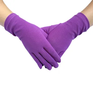 Detailansicht der lila Stretch-Satin-Kurzhandschuhe für Damen, dünn, atmungsaktiv und elegant.