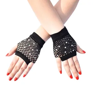 Schwarze Netz-Halbfingerhandschuhe Detail mit funkelnden Strasssteinen fuer Party wear.