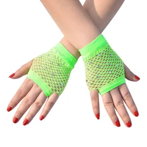 Detailansicht neongrüner Netz-Fingerschutzhandschuhe mit funkelnden Strasssteinen.