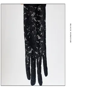 Kurze schwarze Spitzenhandschuhe fuer Damen, elegante Brauthochzeitsaccessoires und Outdoor.