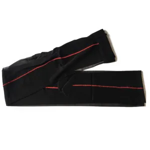 Nahaufnahme schwarzer transparenter Strumpfhosen mit eleganter roter Rückennaht.