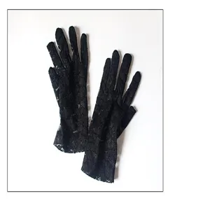 Kurze schwarze Spitzenhandschuhe Detailansicht, zartes Blumenmuster Mesh-Design für Damen.