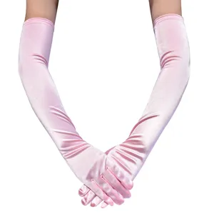 Detailansicht langer rosa Satinhandschuhe, glatte Seidentextur für Abendveranstaltungen, elegant.