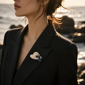 Detail van de hoed broche met sprankelende kristallen en elegante blauwe strik.
