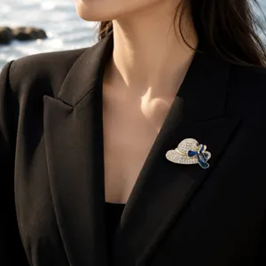 Prachtig hoed broche detail, sprankelend kristalontwerp met blauwe strik, elegante reversspeld.