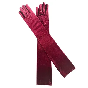 Detailaufnahme langer weinroter Samthandschuhe, weiche Textur für elegante Abendkleidung.