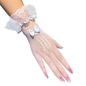 Gros plan détaillé de gants en filet de dentelle blanche avec nœud strass et poignet volant.