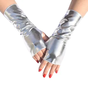 Detailopname van glanzende zilveren metalen vingerloze handschoenen gedragen aan handen.