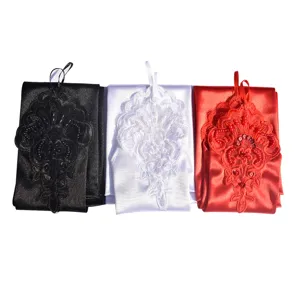 Detailansicht langer eleganter Satin Handschuhe mit edler Perlen Stickerei Retro.