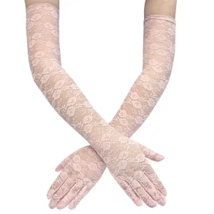 Nahaufnahme eleganter rosa Spitzenhandschuhe, die zarte Mesh-Textur und feine Details zeigen.