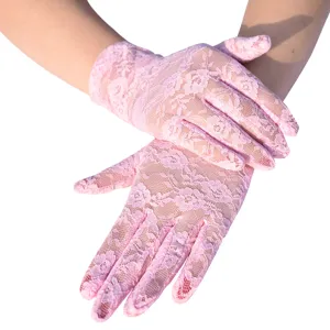 Nahaufnahme von kurzen rosa Spitzenhandschuhen, zartes Blumenmuster fuer eleganten Sonnenschutz.