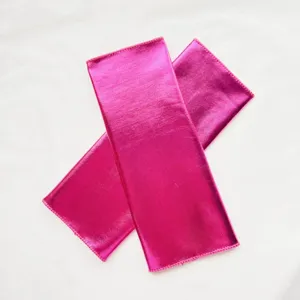 Glanzende metallieke roze vingerloze handschoenen voor feestkostuum en modeaccessoires.
