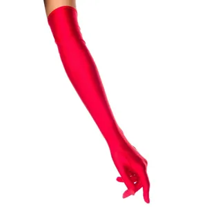 Nahaufnahme eines langen roten Satin-Abendhandschuhs, elegantes Stretch-Opernkostüm-Accessoire.