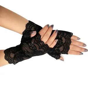 Detailansicht schwarzer spitzen handschuhe fingerlos, zarte blumenborte, elegante präsentation.