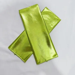 Glanzende groene metallieke handschoenen, lange vingerloze handschoenen voor feest.