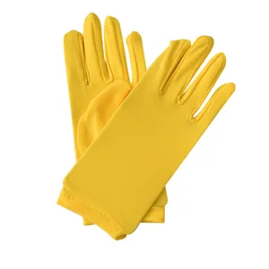 Nahaufnahme von leuchtend gelben Stretch-Satin-Kurzhandschuhen mit weichem, glattem Stoffmaterial.