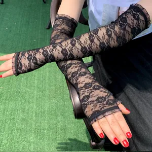 Lange schwarze Spitzen-Fingerlose Handschuhe Sommer UV-Schutz Ärmeldesign für Damen.