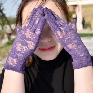 Lila spitzen sonnenschutz handschuhe detail mit zartem blumenmuster und leichtem stoff.