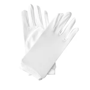 Weisse kurze elastische Satinhandschuhe Detailansicht, glatter atmungsaktiver Stoff.