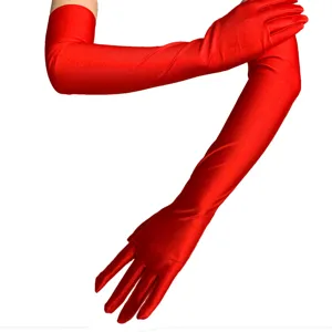 Rote lange Satinhandschuhe Detailansicht, glatter elastischer Stoff Nahaufnahme fuer Abendkleid