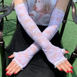 Detailaufnahme langer weißer Spitzen-Ärmlinge für Damen, eleganter Sommersonnenschutz.