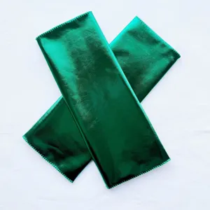 Metallisch groen armwarmers detailopname, glanzende lange handschoenen mode accessoire
