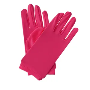 Detailansicht Damen Stretchhandschuhe rosa Satin Material weich atmungsaktiv Stoff Auftritt.