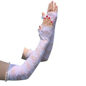 Nahaufnahme weißer Damen Spitzenhandschuhe ohne Finger mit filigranem floralem Muster.