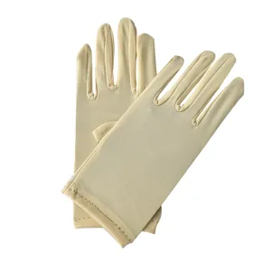 Nahaufnahme Detailansicht kurzer Damen Seidensatin Stretchhandschuhe, leicht und atmungsaktiv.
