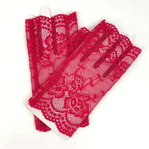 Rote spitzen handschuhe detailansicht, blumen netzstoff design für sommer sonnenschutz.