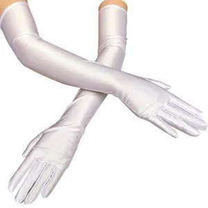 Nahaufnahme langer weißer Sonnenschutzhandschuhe aus elastischem Material für elegante Anlässe.