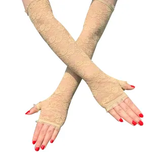Detailaufnahme langer, beige spitzenloser Handschuhe mit filigranem Blumenmuster im Sommer.