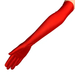 Rote Satin lange Opernhandschuhe Detailansicht, eleganter Arm Stretch Stoff Accessoire.
