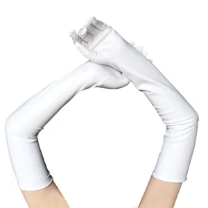 Gros plan détaillé de gants d'opéra longs et blancs élégants pour une fête costumée.