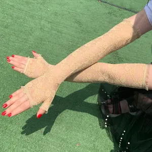Detailansicht langer Spitzen-Fingerspitzenschutz-Handschuhe mit zartem Blumenmuster.