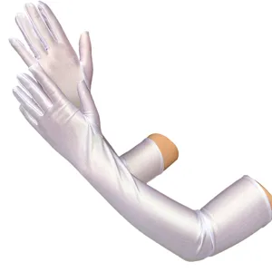Weisse lange Satinhandschuhe Detailansicht, elegante Abendkleid- und Sonnenschutz-Accessoires.