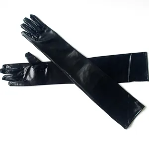 Gants longs noirs en cuir vernis détail, accessoire de costume cosplay finition brillante.