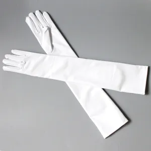 Gants longs blancs vue de détail, accessoire de costume de cosplay de soirée élégant, lisse.