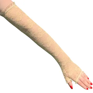 Detailansicht langer beiger Spitzen-Fingerlos-Handschuhe mit zartem transparentem Blumenmuster.