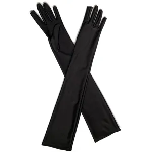 Nahaufnahme langer schwarzer Stretchhandschuhe, glatter Stoff, eleganter Abendaccessoire.
