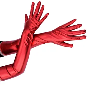 Gros plan de gants longs rouge brillant, parfaits pour cosplay, fêtes et spectacles.
