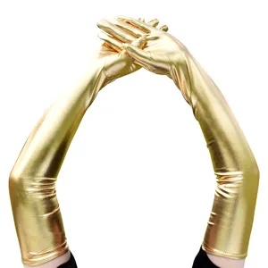 Gros plan détaillé de longs gants dorés métalliques brillants, montrant une texture lisse.