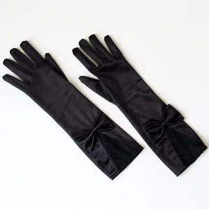 Schwarze elegante Satin Handschuhe mit feiner Schleife und Spitze für Party und Hochzeit.