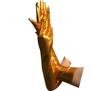 Gros plan de longs gants dorés métalliques brillants, parfaits pour le cosplay.