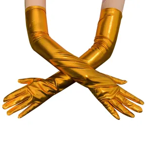 Vue détaillée de longs gants en cuir verni doré métallisé brillant pour le cosplay.