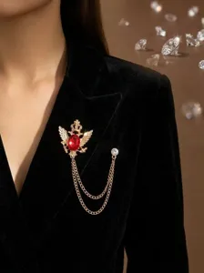Vintages Kronen Adler Brosche mit rotem Kristall und Doppelkette für elegante Damen Anzug.