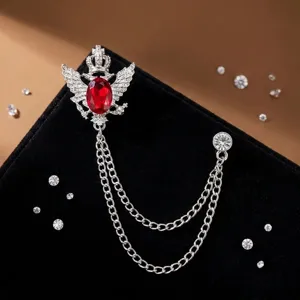 Nahaufnahme der Retro Kristall Krone Adler Brosche mit Ketten, elegante Anzugschmuck.