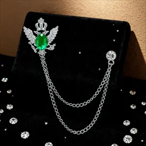 Exquisite Vintage Adler Krone Brosche mit Kette, Detailaufnahme grüner Kristall Anstecknadel.